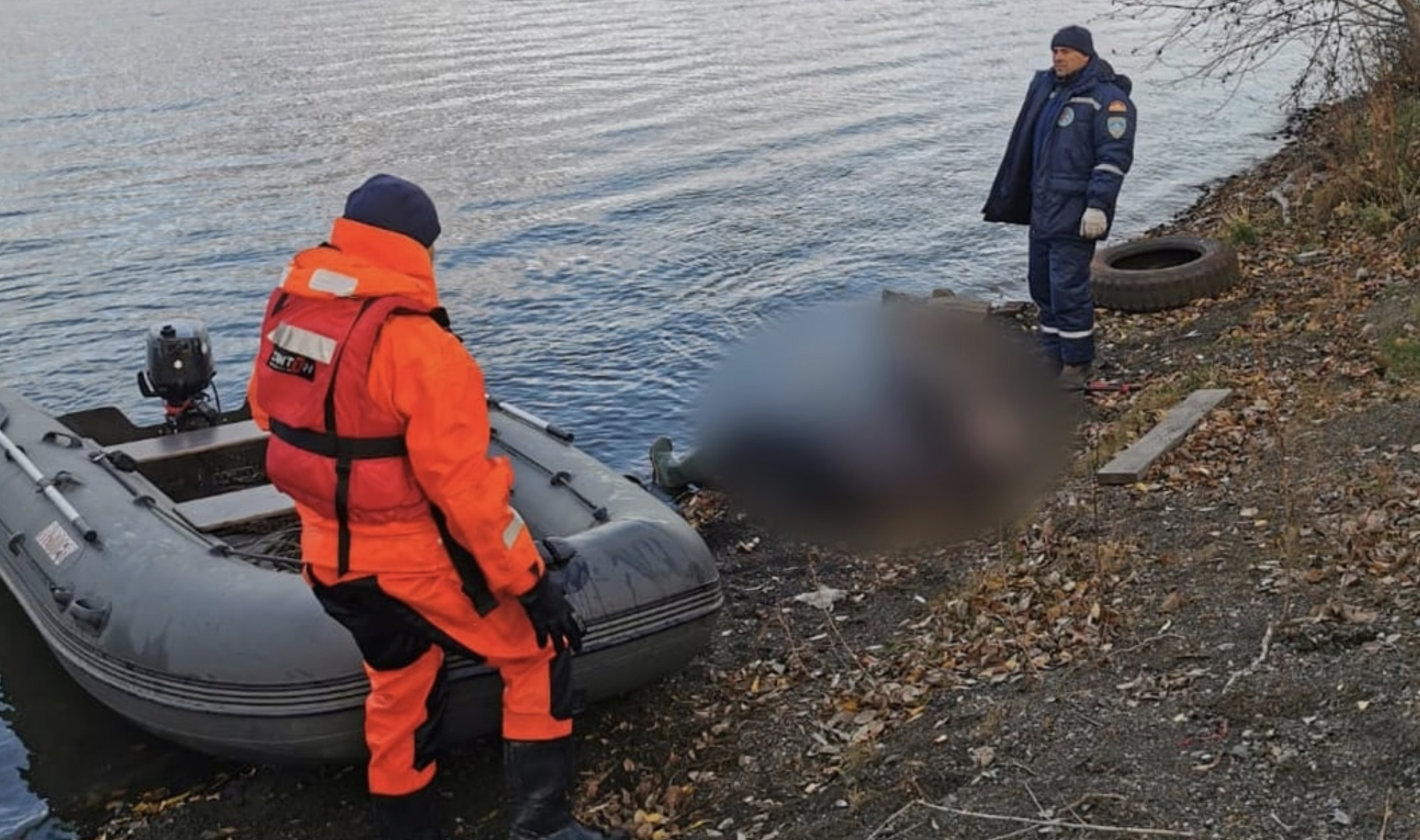 нашли пропавшего рыбака. пропавшие рыбаки в ростовской области. мчс спасает рыбаков. нашли пропавшего рыбака. нашли пропавшего рыбака.