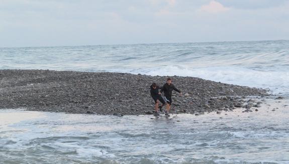 В Сочи в открытое море унесло двух подростков