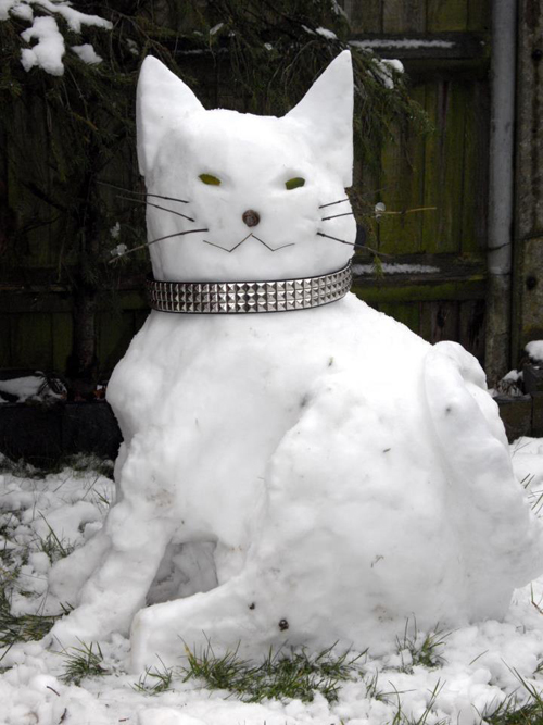 Фото необычных, забавных и странных снеговиков, которых можно встретить во дворах
