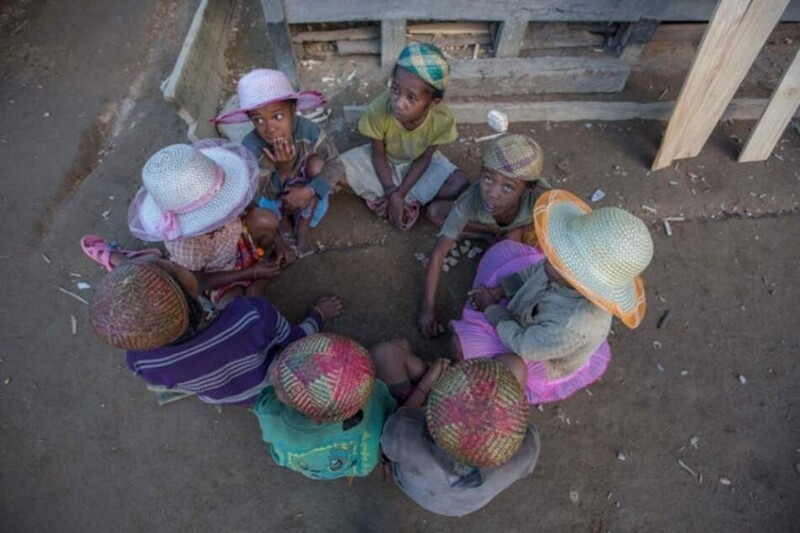 Колоритная жизнь мадагаскарской деревеньки на фото Зафиманири, деревне, чтобы, Сакаиво, только, женщины, которые, шляпы, жители, имеет, солнца, здесь, делают, которая, вместе, находится, построены, Внутри, вожди, деревню