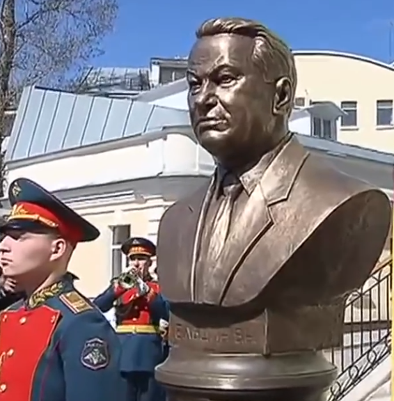 Платошкин о том, нужно ли открывать памятники Сталину памятники, Владимир, официальном, Сталину, Путин, истории, Брежнева, когда, открывают, уровне, Платошкин, Сталине, именно, достижения, Отечественной, Великой, фальсификации, против, нужно, мемуары