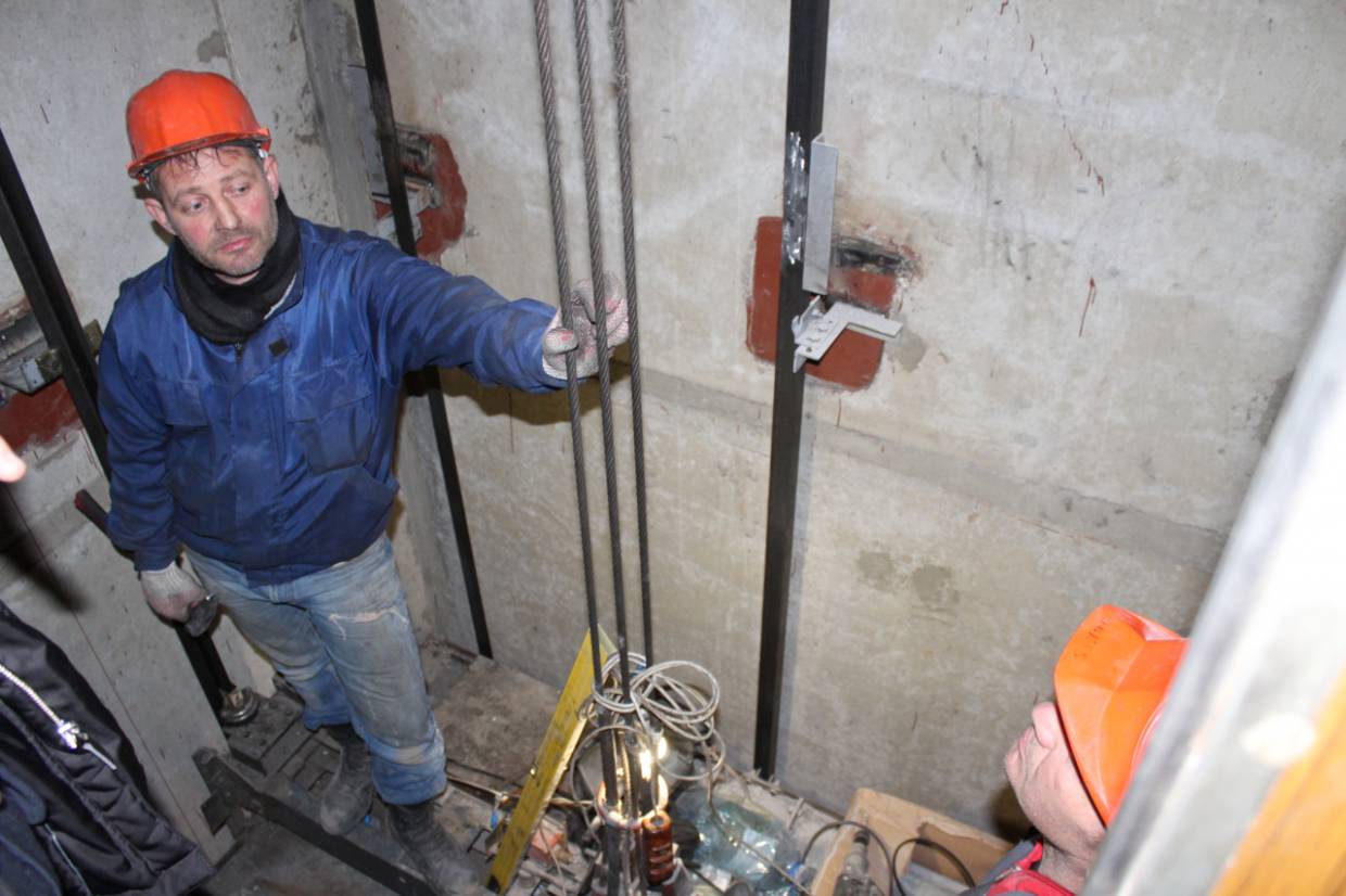 Житель Таганрога погиб в шахте застрявшего лифта