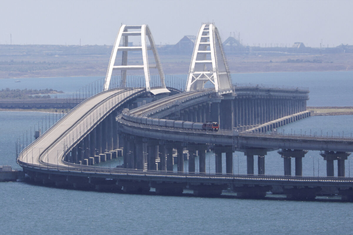 Инфоцентр: более 200 автомобилей с обеих сторон ждут проезда по Крымскому мосту