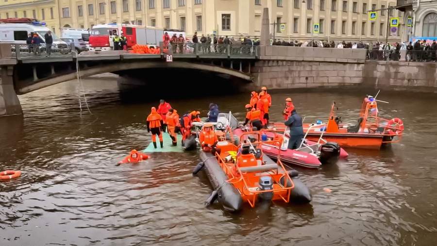 Жители Петербурга продолжают нести цветы на место падения автобуса в реку