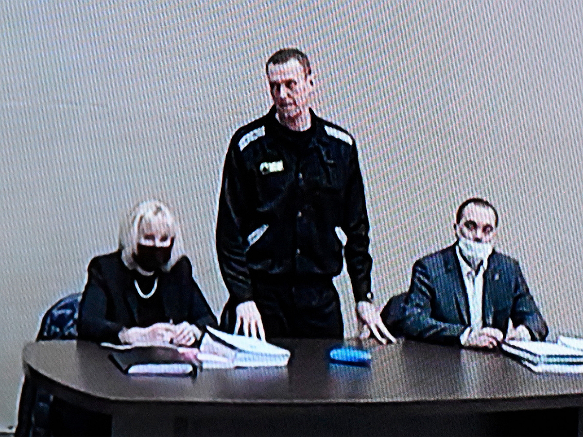 Суд приговорил Навального* к 19 годам колонии по делу об экстремизме (ВИДЕО)
