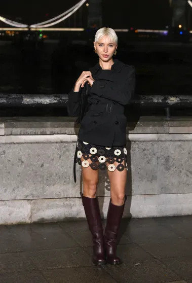 Рози Хантингтон-Уайтли и сын Виктории Бекхэм на подиуме, Джейсон Стэтхем и Кейт Мосс в зале на показе Burberry jeff spicer,айрис лоу,Барри Кеоган,ВИКТОРИЯ БЕКХЭМ,джейсон стэтхем,Джеффри Эпштейн,джуд лоу,Дэвид Бекхэм,Кейт Миддлтон,Кейт Мосс,король карл (iii),ника хилтон,поппи делевинь,принц Уильям,Рози Хантингтон-Уайтли,экс-принц эндрю