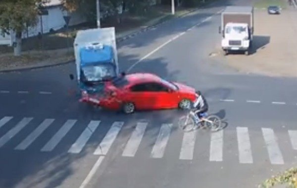 Счастливчики, избежавшие верной смерти автомобиль, когда, пострадавший, несмотря, оказался, своей, между, двумя, встать, Махамутса, после, пробит, всегда, травм, Однако, пострадал, пополам, Уитби, автомобилем, водитель