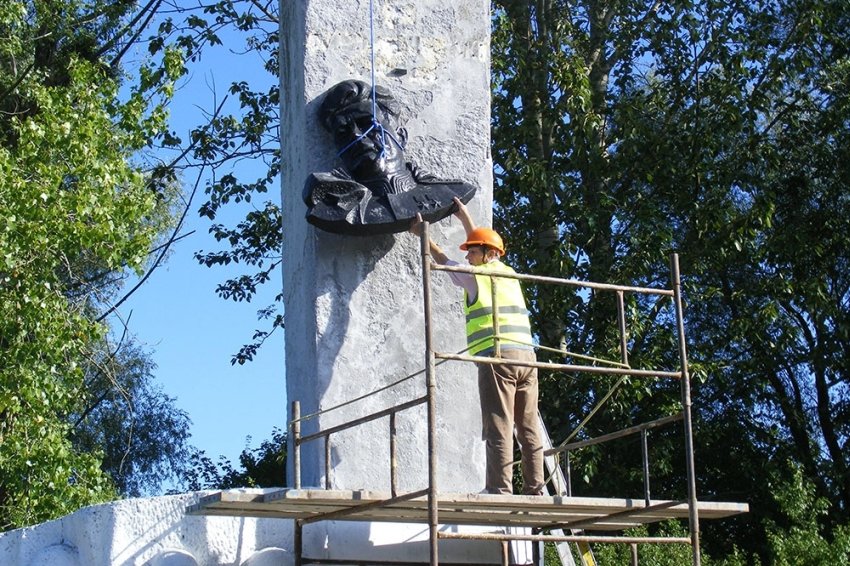 Польша продолжает переписывать историю – уничтожен еще один памятник, сооруженный в память об освобождении от фашизма Польше, памятника, Лешно, героев, Советского, освобождение, память, памятников, после, Союза, будут, Германии, сообщил, города, фашизмаК, освобождении, Польши,  Власти, сожалению, первый