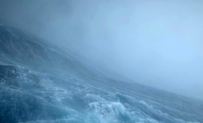 Ученые впервые сняли видео изнутри урагана, отправив в центр явления судно-беспилотник