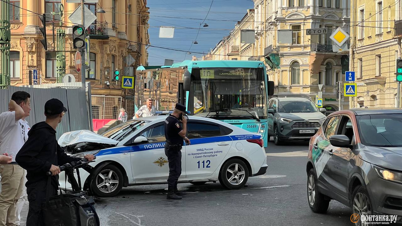 МВД: Каршеринг в центре Петербурга не пропустил машину полиции, ехавшую на происшествие