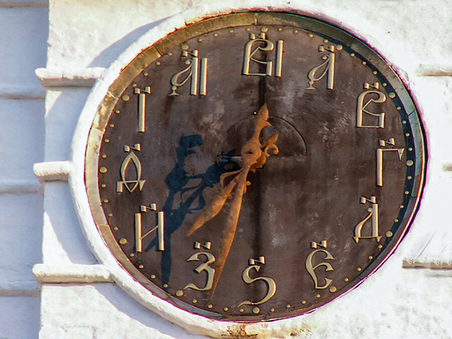Башенные часы в Суздальском кремле. Simm (CC BY-SA 2.5)