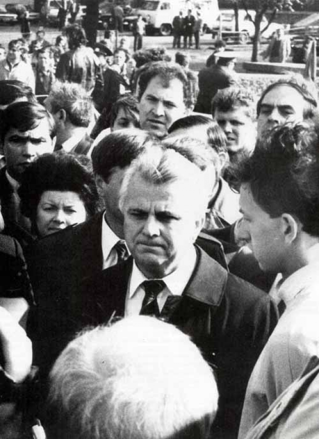 Леонид Кравчук встречается с голодающими студентами в ходе «Революции на граните». 2-17 октября 1990 года