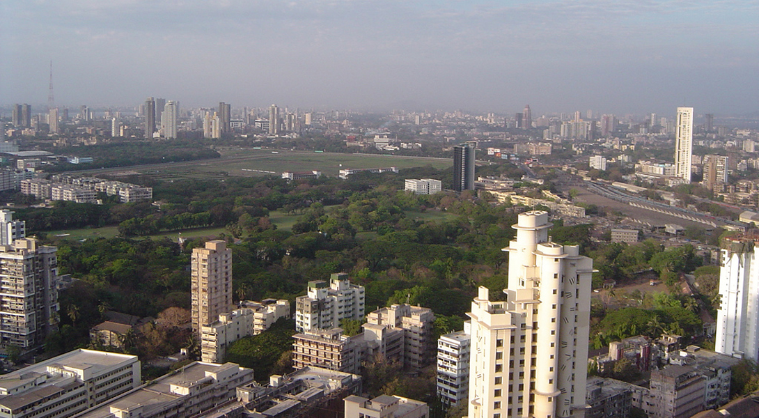 Мумбаи
Индия
Мумбаи является восьмым городом в мире по численности населения: здесь проживает целых 12,7 млн человек — и это только по официальным данным. Дороги обслуживают более 70 0000 частных транспортных средств в день, что вызывает не только дикие пробки, но и сильное загрязнение воздуха. Уровень шума вообще не поддается описанию. Также, впрочем, как и процентное содержание в воздухе оксида азота, которое приводит даже к кислотным дождям.