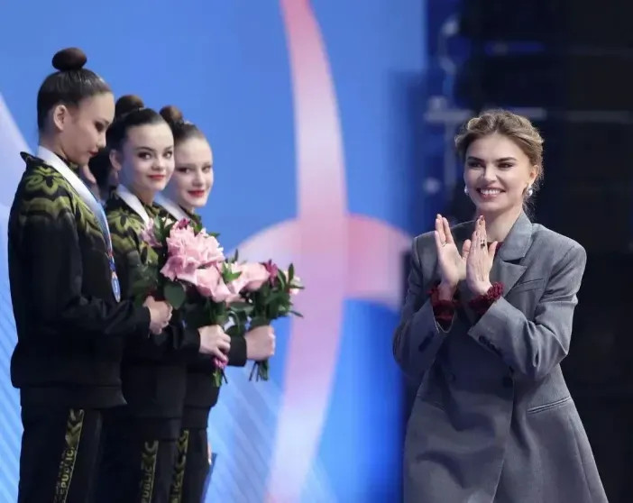 Алина Кабаева появилась на турнире по гимнастике в элегантных образах