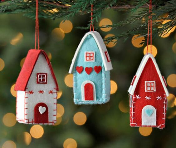 Елочные игрушки в виде зимних домиков, сшитые из фетра. Идеи новогоднего декора. Шаблон.