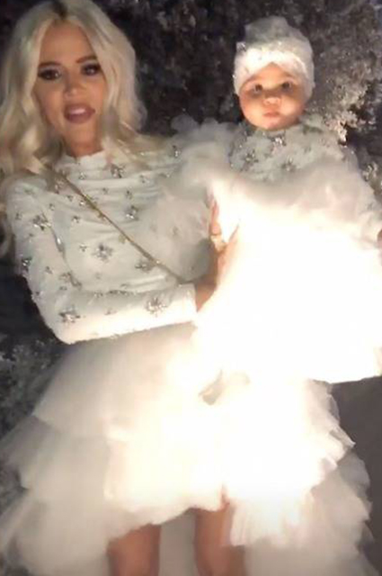 Катание на санках и танцы до утра: сестры Кардашьян-Дженнер отметили Рождество вместе с Джей Ло и Пэрис Хилтон новости