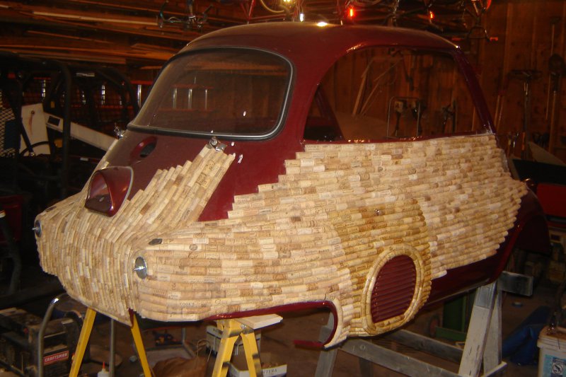 Пробка на колёсах: мастер превратил развалившуюся малолитражку в звезду авто-шоу Пробка на колёсах: мастер превратил развалившуюся малолитражку в звезду авто-шоу