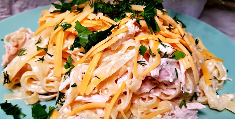 Лапша в сливочном соусе с курицей: 15 минут – и ужин готов