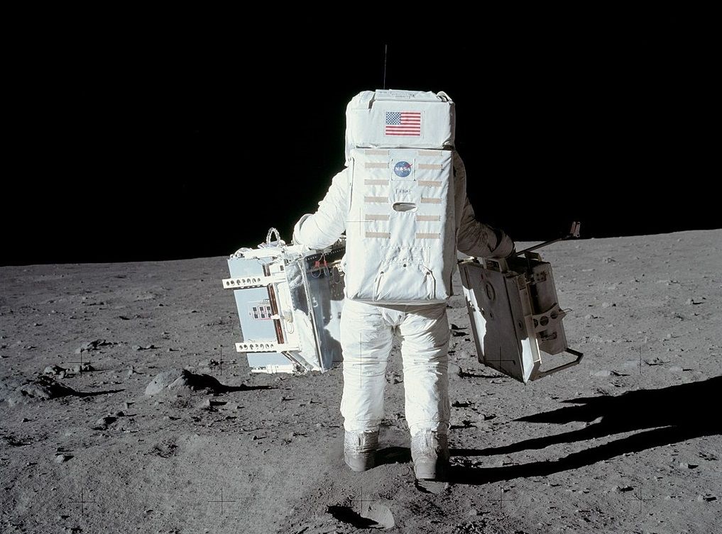Daily Express удивило «исчезновение» Армстронга с фото высадки американцев на Луну