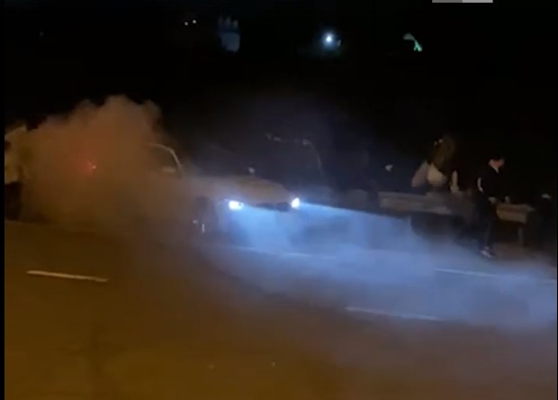Автомобиль врезался в толпу во время ночных гонок в Екатеринбурге