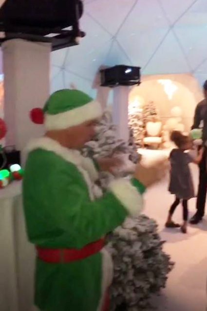 Катание на санках и танцы до утра: сестры Кардашьян-Дженнер отметили Рождество вместе с Джей Ло и Пэрис Хилтон новости