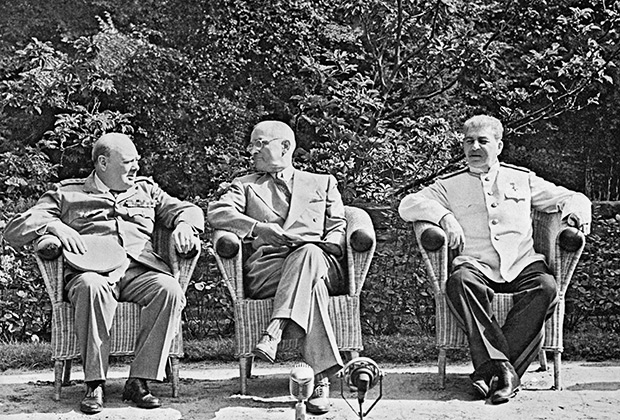 Участники Потсдамской конференции глав правительств главных держав-победительниц во второй мировой войне (слева направо): премьер-министр Великобритании Уинстон Черчилль, президент США Гарри Труман, Иосиф Сталин