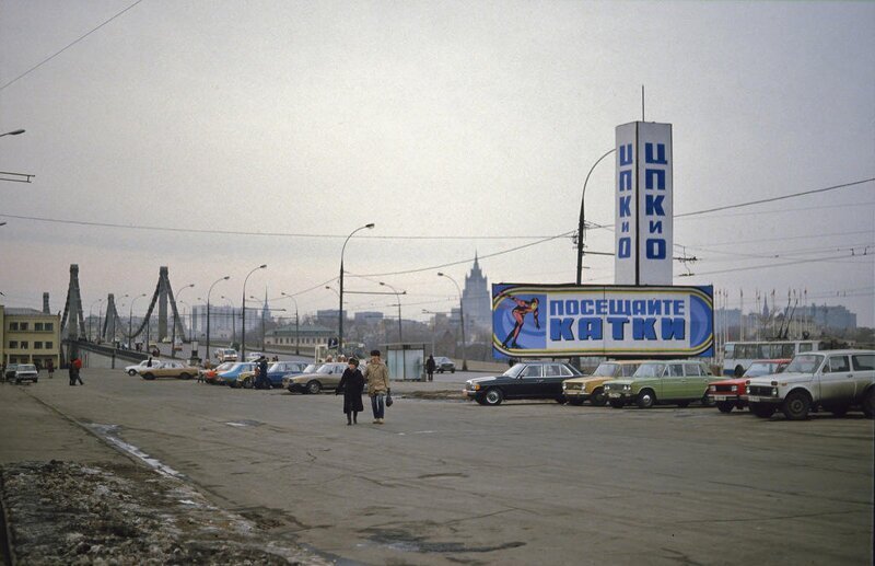 Год 1984: Атмосферные фотографии советской Москвы и москвичей столицы, районе, голландец, Предлагаем, автомобильную, настоящую, Москве, найти, умудрился, ЦПКиО12Автор, Горького11Аттракционы, Парке, пальто10«Следы, капитализма», ВДНХ14Такие, однотипные, одеты, женщины, Кремле, экскурсии