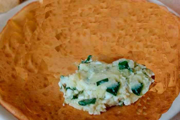 Блины с картофельно-яичной начинкой и зеленым луком блины,закуски