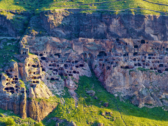 Средневековая защитная крепость в скале - одно из наследий царицы Тамары. /Фото: kartvelitours.com