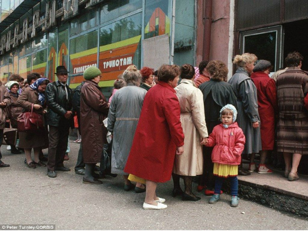 Ужас последних месяцев СССР. часто, очереди, внимание, сегодня, кадре, Питера, очень, практически, Питер, более, магазин, можно, много, Новокузнецке, очередь, одеты, вроде, всего, страшное, жизни