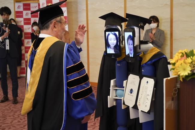 Роботы заменили студентов на выпускном в Японии