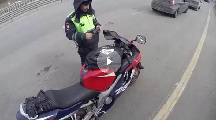 Сотрудник ДПС решил замерить светопропускаемость ветрового стекла на мотоцикле