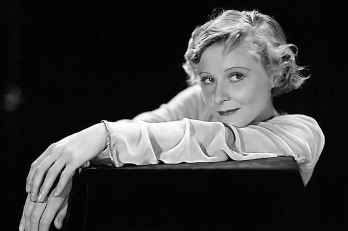 В 1932 году актриса из Великобритании Пег Энтуисл забралась на букву и «Н» и спрыгнула с нее / Фото:123ru.net В 1932 году актриса из Великобритании Пег Энтуисл забралась на букву и «Н» и спрыгнула с нее / Фото:123ru.net