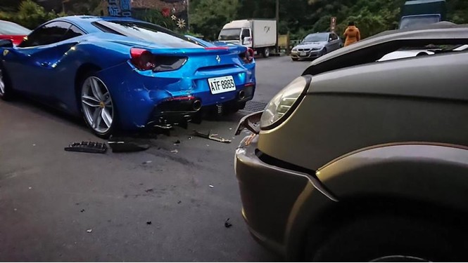 Курьер прикорнул за рулем и протаранил сразу несколько «Феррари» Курьер прикорнул за рулем и протаранил сразу несколько «Феррари» дтп