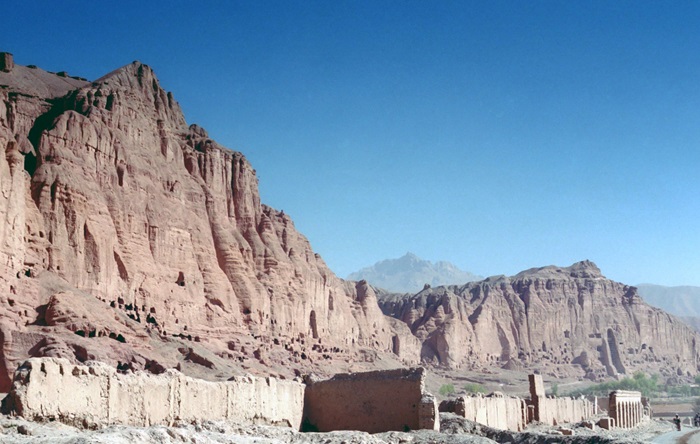 Все подножья гор в Бамиян усеяны древними пещерами, где жили монахи-отшельники. /Фото: wikipedia.org