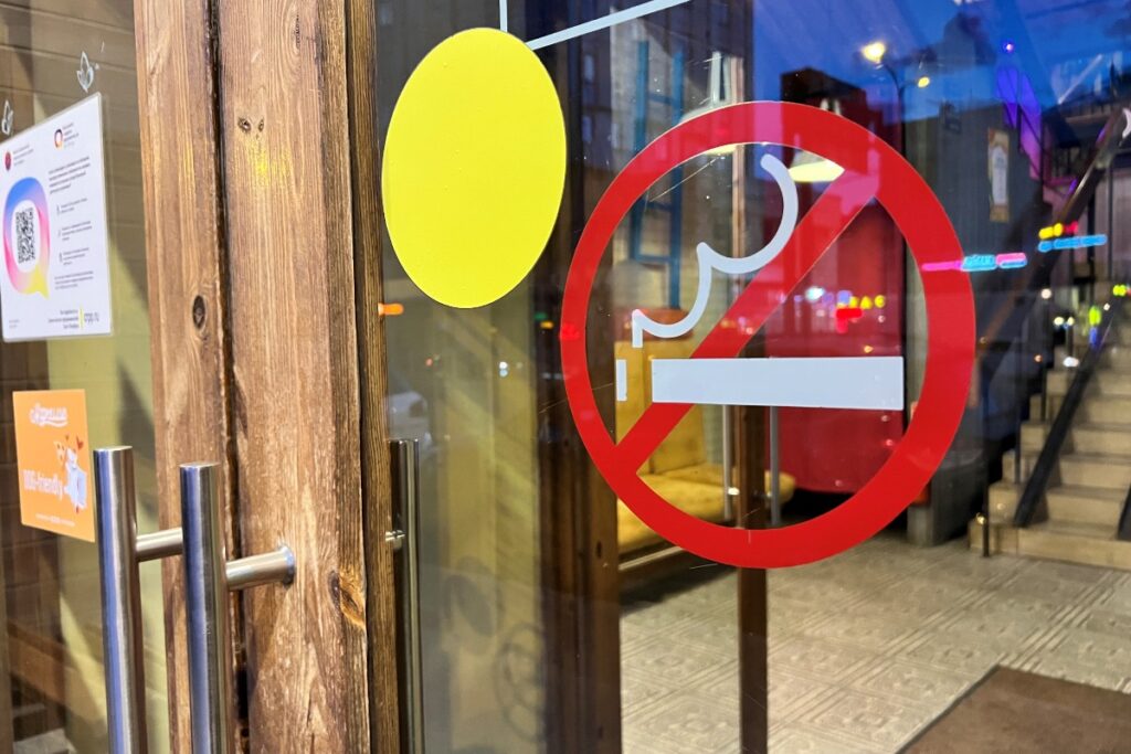 Пульмонолог назвал безопасное от дыма курильщика расстояние