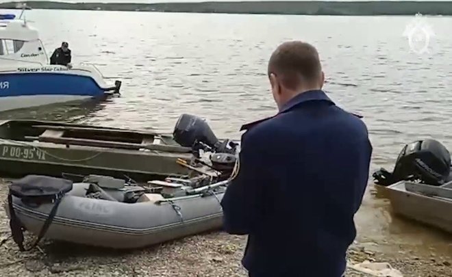На Волге в Чувашии управляющий лодкой пропал после столкновения судна с баржей