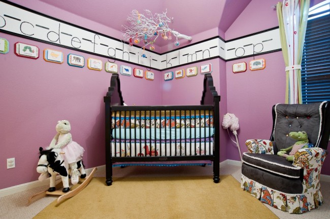 Красивые и развивающие декорации на стенах в комнате малыша: крупные буквы алфавита на молдингах под потолком