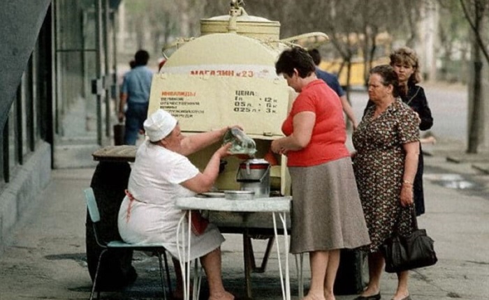 Очередь за квасом была всегда. / Фото: bigpicture.ru