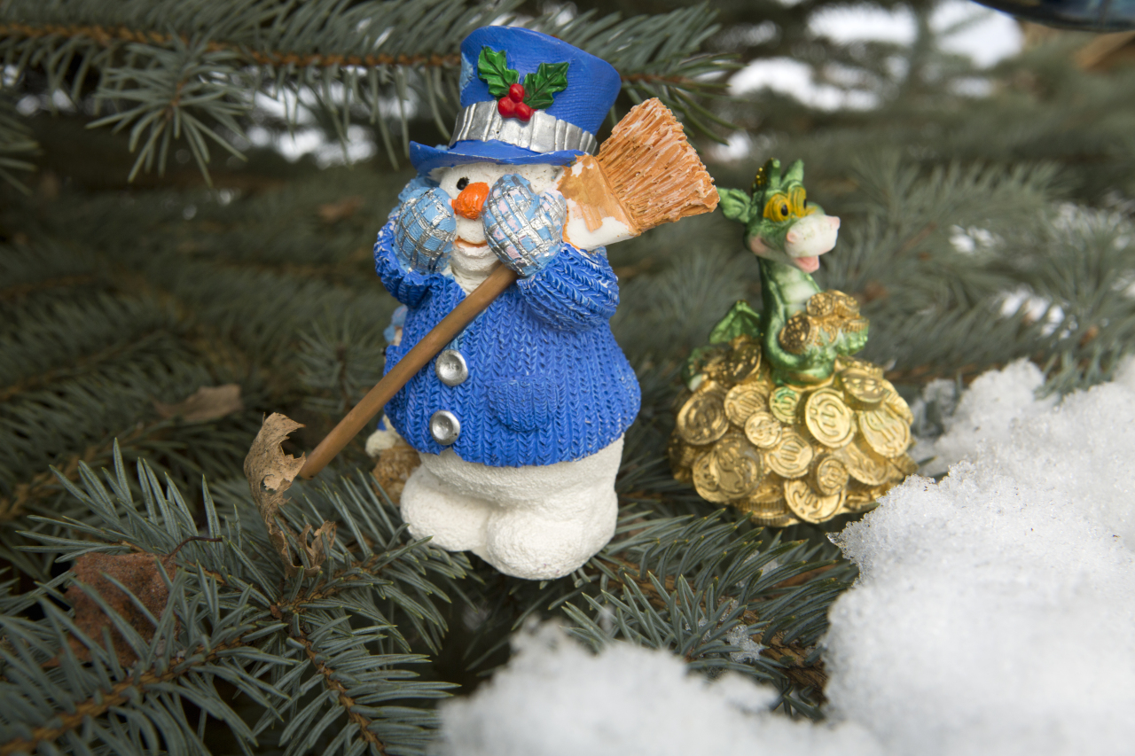 Зюзя, снежные бабы и старик с булавой: Новогодние традиции, о которых вы могли не знать