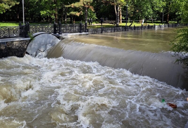 Продолжается сброс воды из Симферопольского водохранилища