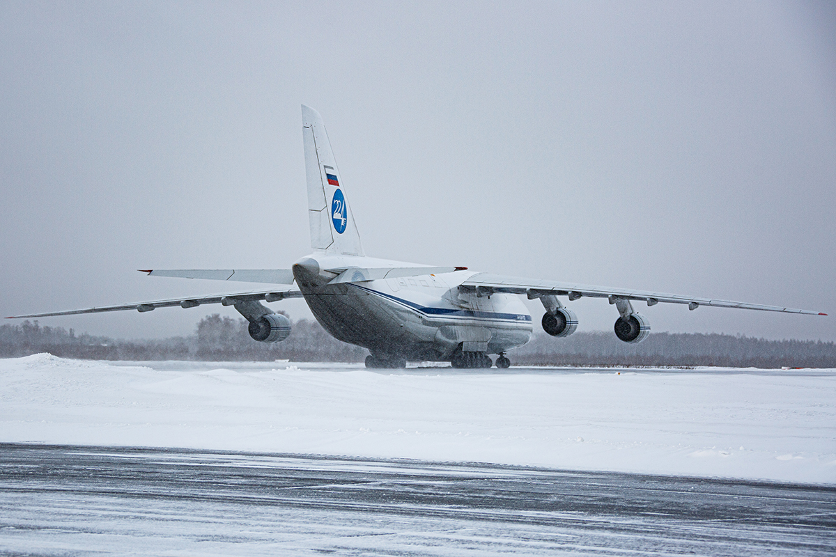 Самолет Ан-26 с пассажирами выкатился со взлетной полосы на Камчатке