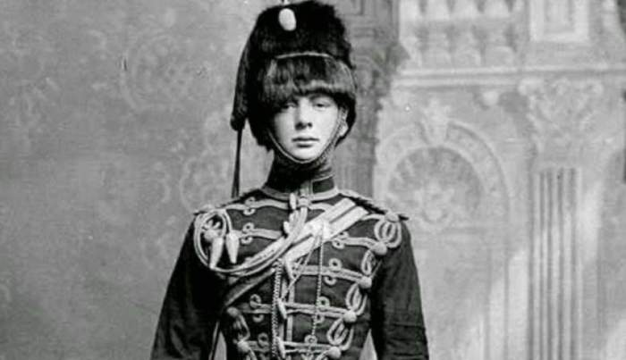 21-летнему Черчиллю в 1895 году присвоили чин младшего лейтенанта и зачислили в 4-й гусарский полк Ее Величества, а в 34 года он стал премьер-министром Великобритании.