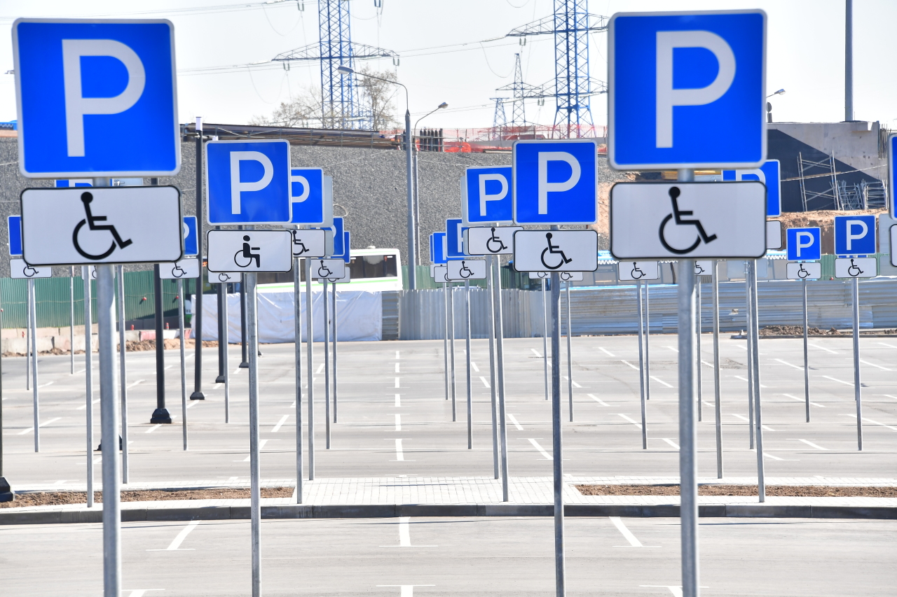 Можно ли инвалидам парковаться на платных. Парковочное место для инвалидов. Социальная парковка. Места для инвалидов. Парковка для инвалидов у подъезда.