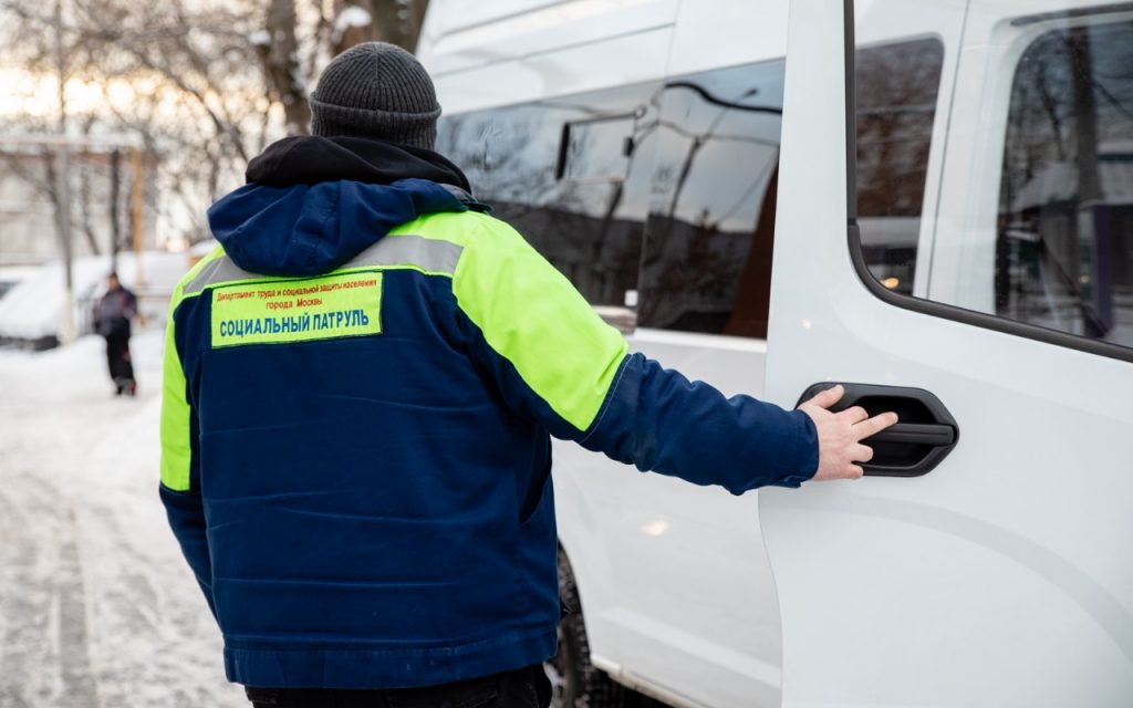 Социальный патруль поможет доставить бездомного в пункт обогрева. Фото предоставлено. Предоставлено Департаментом труда и социальной защиты населения г. Москвы