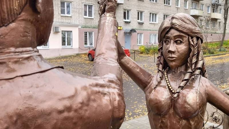 Скульптура молодожёнов возмутила жителей Павлова в Нижегородской области