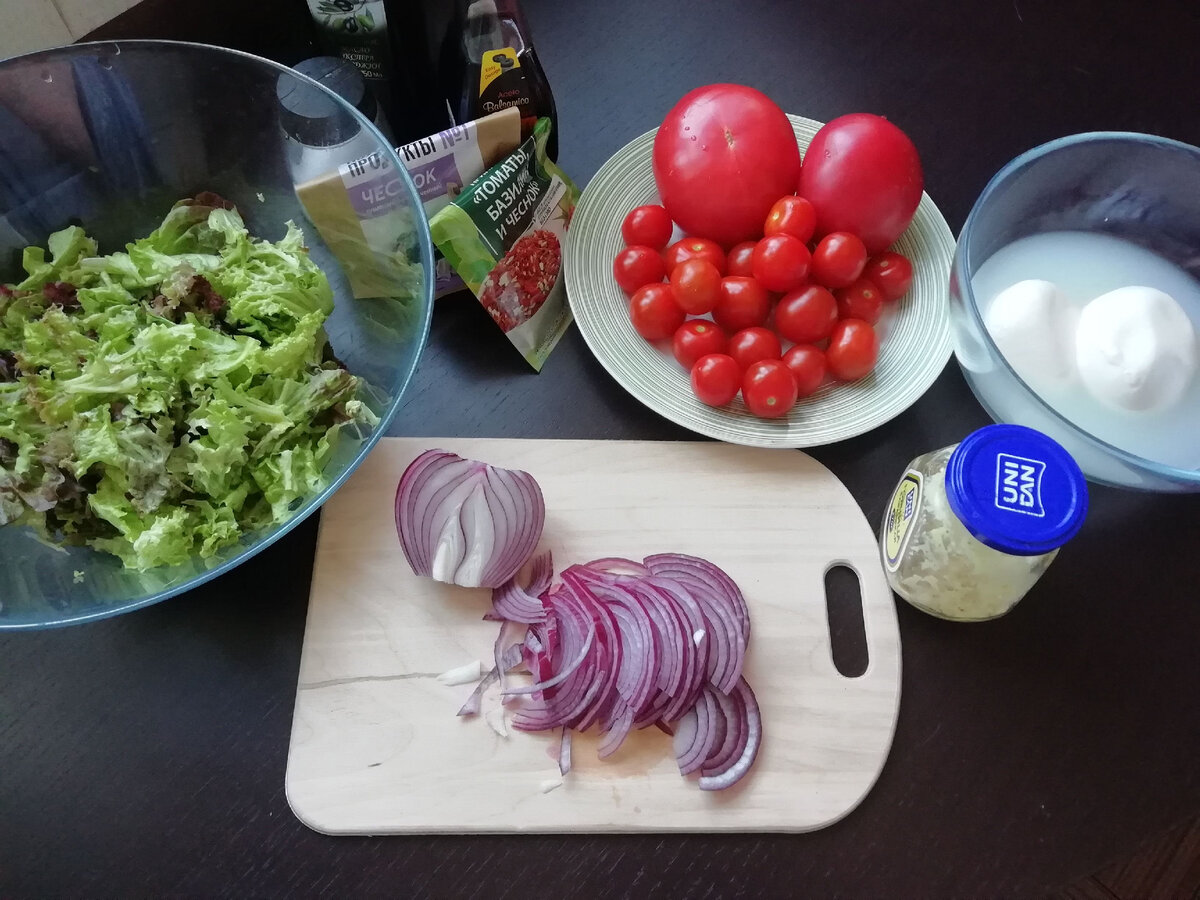 Капрезе по-новому. Вкусный салат с томатами, моцареллой и изумительной заправкой салат, нарезаем, чайная, помидоры, ложка, оливкового, этого, салата, бальзамического, рецепте, дижонской, Капрезе, черри, ложки, лучше, грамм, томаты, чайной, чесночного, травы”1⁄2