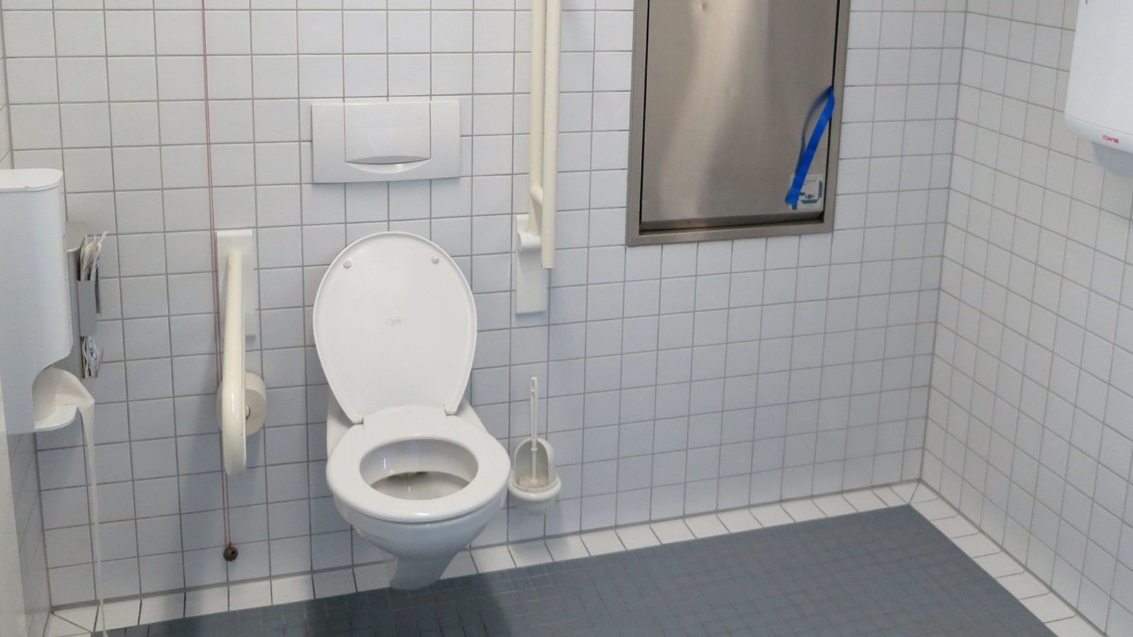 Жителя Геленджика с пневмонией разместили в туалете городской больницы вместо палаты