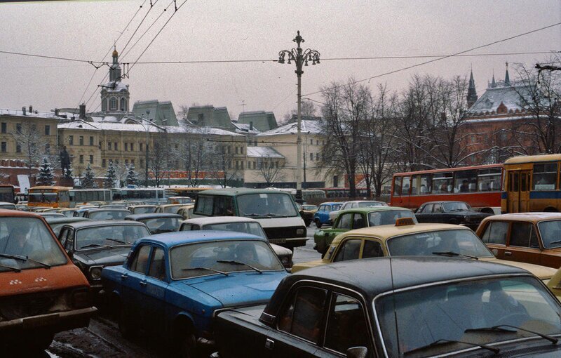 Год 1984: Атмосферные фотографии советской Москвы и москвичей столицы, районе, голландец, Предлагаем, автомобильную, настоящую, Москве, найти, умудрился, ЦПКиО12Автор, Горького11Аттракционы, Парке, пальто10«Следы, капитализма», ВДНХ14Такие, однотипные, одеты, женщины, Кремле, экскурсии