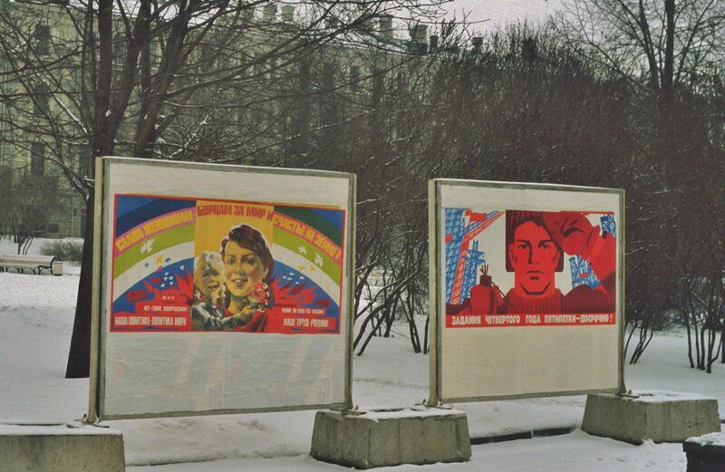 Год 1984: Атмосферные фотографии советской Москвы и москвичей столицы, районе, голландец, Предлагаем, автомобильную, настоящую, Москве, найти, умудрился, ЦПКиО12Автор, Горького11Аттракционы, Парке, пальто10«Следы, капитализма», ВДНХ14Такие, однотипные, одеты, женщины, Кремле, экскурсии